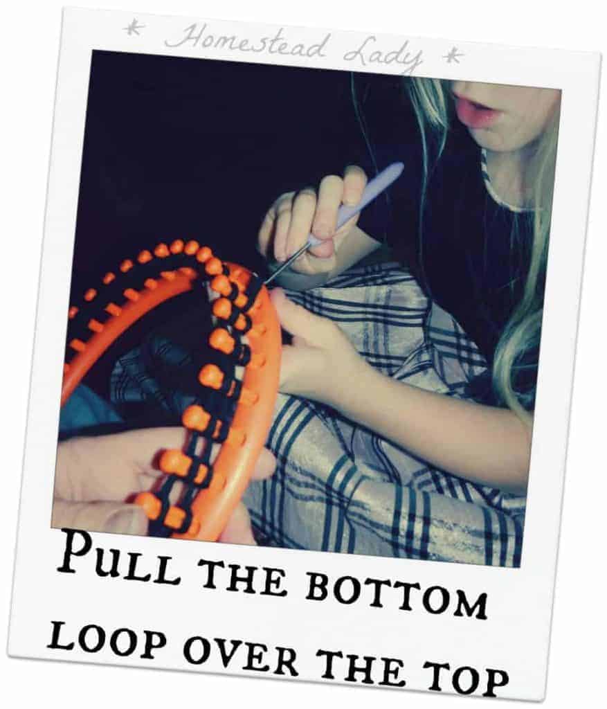 Kintting loom making a stitch