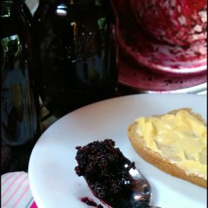 Blackberry Jam with Pectin Substitute l Use shredded apples in place of pectin for this canning recipe l Homestead Lady.com